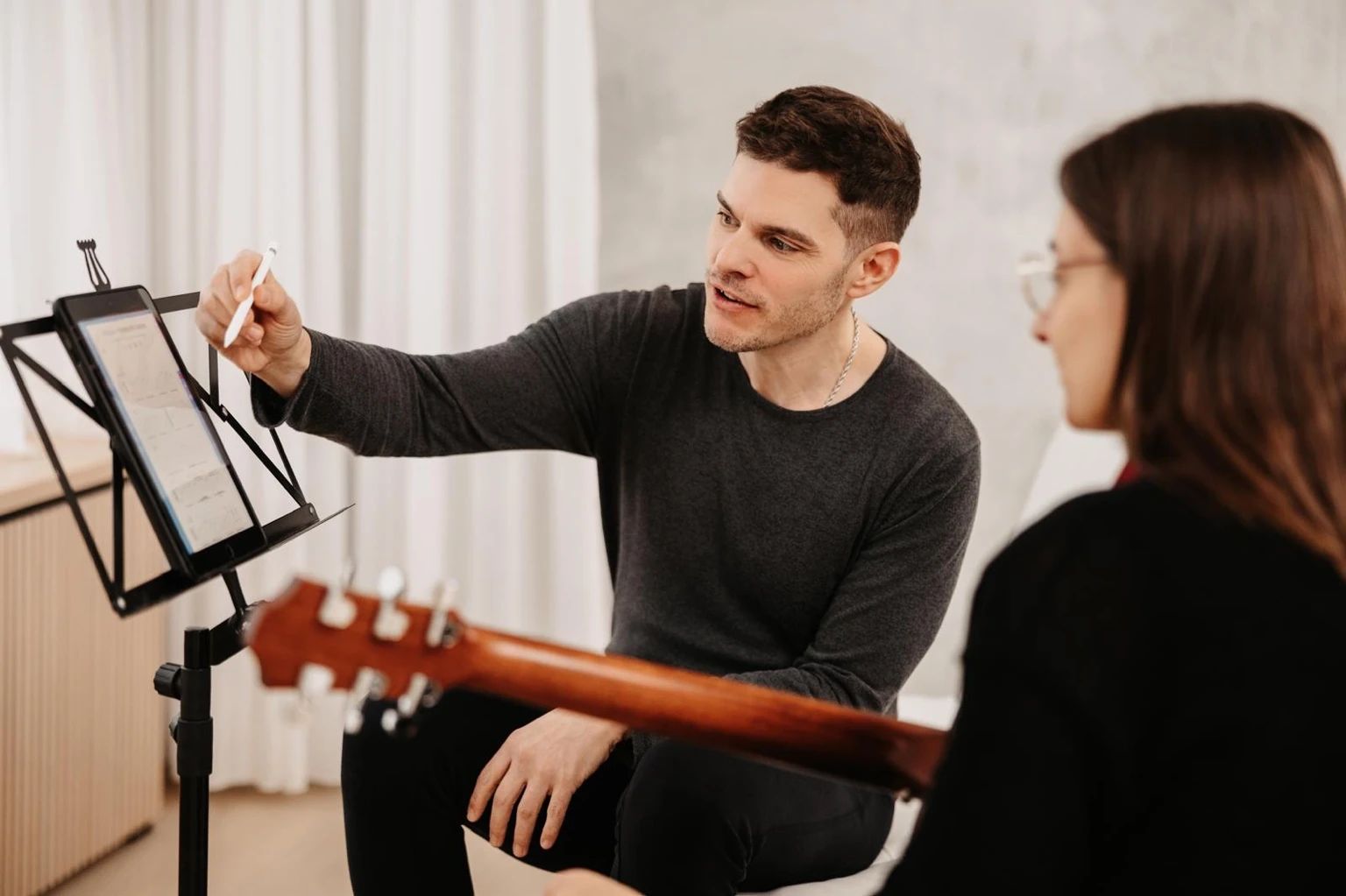 George Kramer analysiert gemeinsam mit einer Schülerin eine musikalische Aufgabe